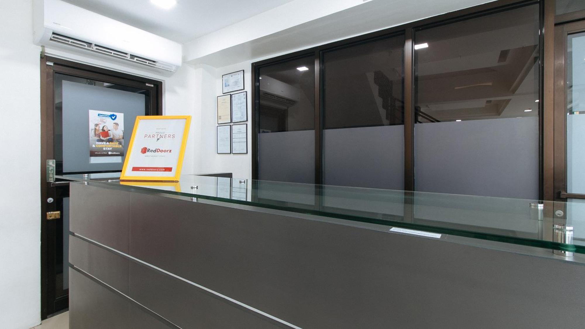 Reddoorz Plus At Evangelista Street Makati Makati City Exterior foto